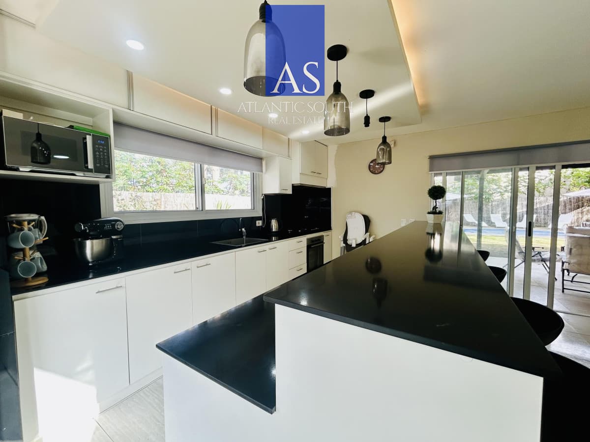 Venta Casa Punta del Este. Parque Burnett. 3 dormitorios y 2 baños con Piscina