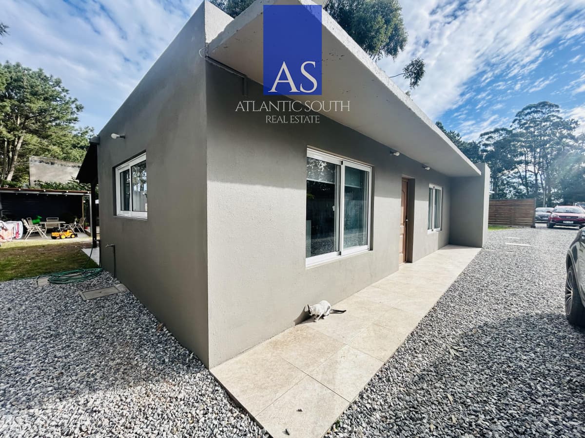 Venta Casa Punta del Este. Parque Burnett. 3 dormitorios y 2 baños con Piscina