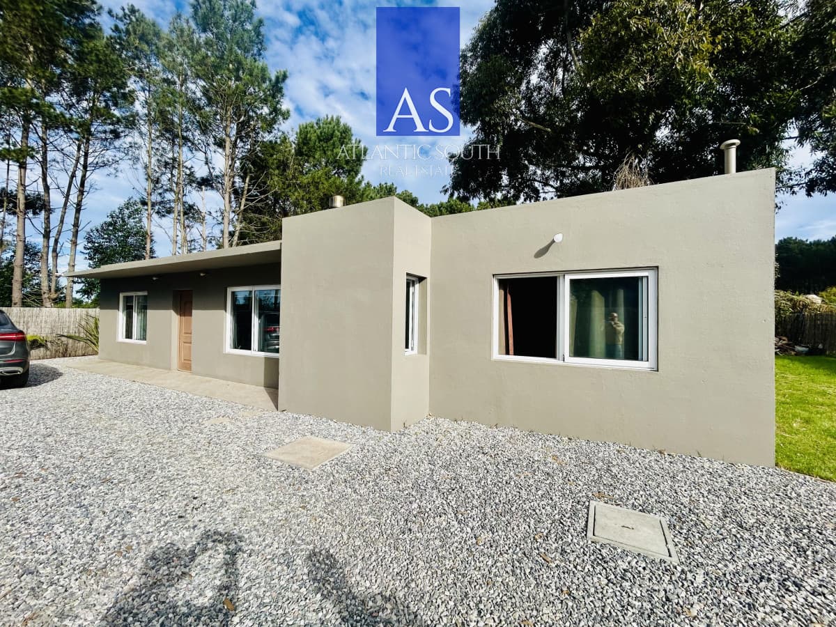 Venta Casa Punta del Este. Parque Burnett. 3 dormitorios y 2 baños con Piscina