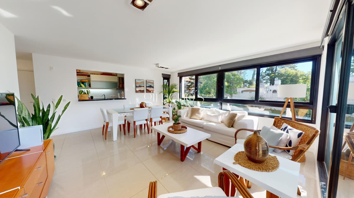 Apartamento en Punta del Este. 2 Dormitorios y cochera - Playa Mansa