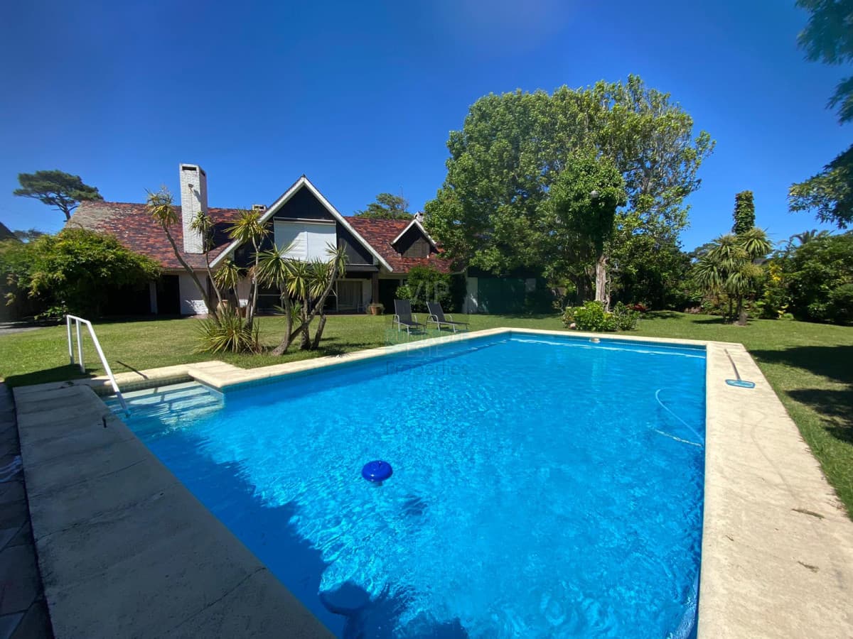 ALQUILER EN MANSA 4 SUITES PILETA CLIMATIZADA