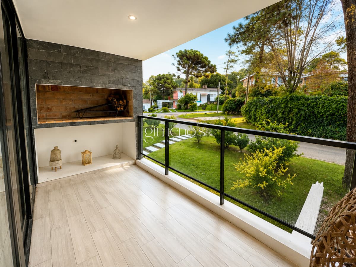 Apartamento en venta a pasos del mar, 2 dormitorios con parrillero - Punta del Este