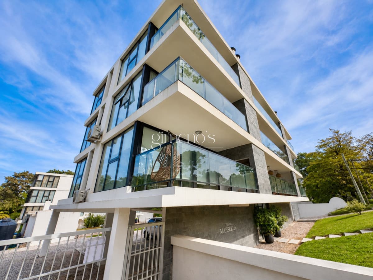 Apartamento en venta a pasos del mar, 2 dormitorios con parrillero - Punta del Este