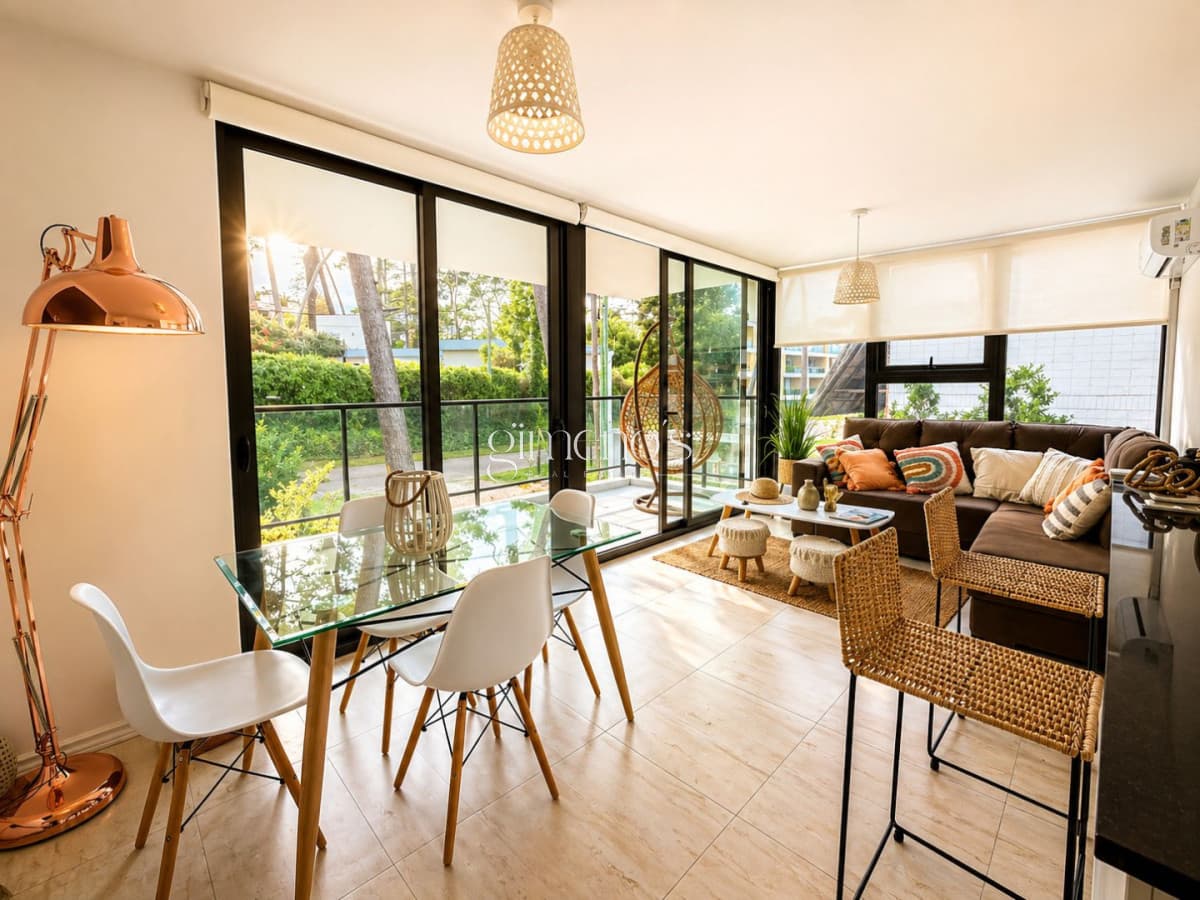 Apartamento en venta a pasos del mar, 2 dormitorios con parrillero - Punta del Este