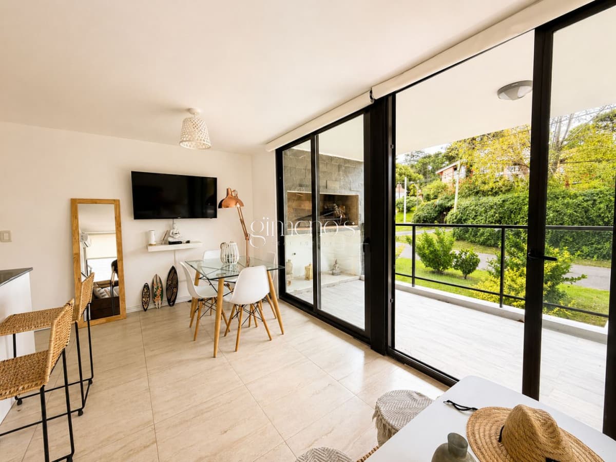 Apartamento en venta a pasos del mar, 2 dormitorios con parrillero - Punta del Este