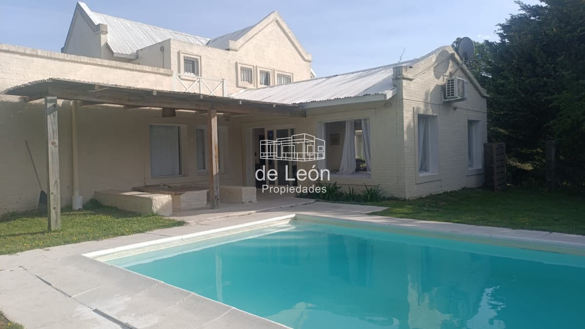 venta de cassa en la Barra Maldonado cinco dormitorios mas servicio con piscina