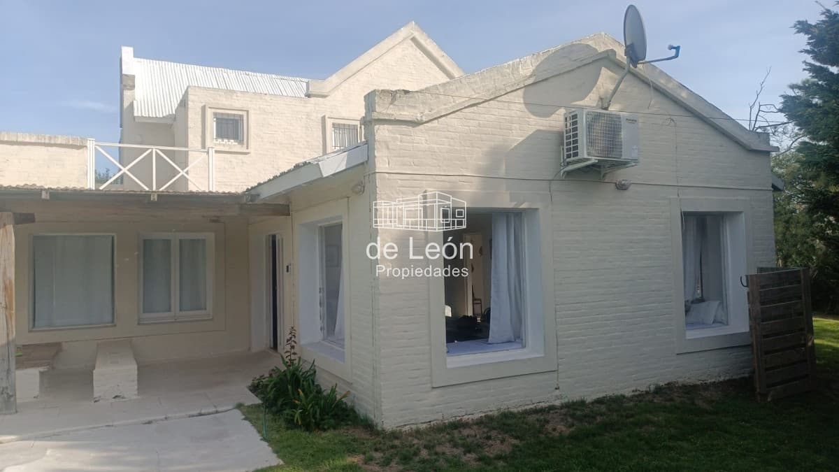venta de cassa en la Barra Maldonado cinco dormitorios mas servicio con piscina