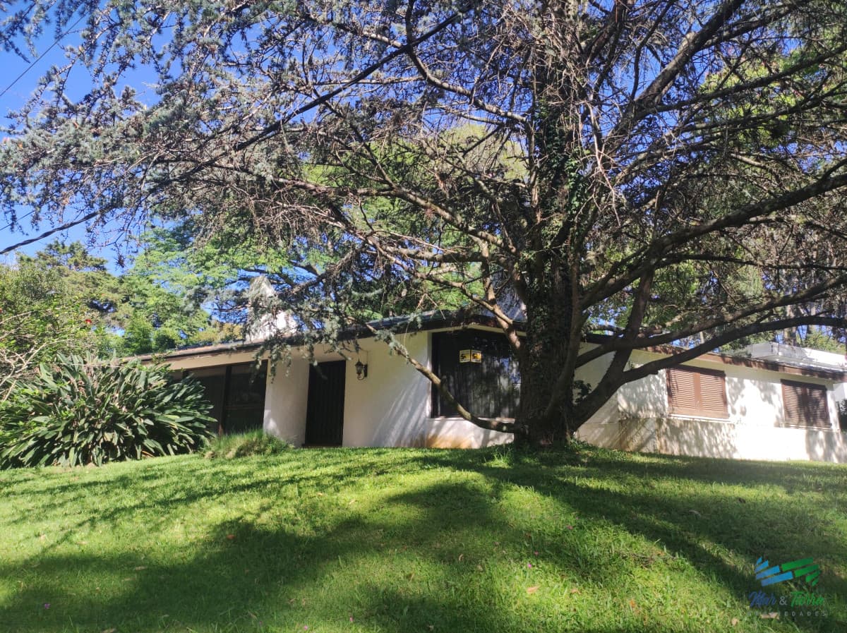 Casa en venta de 4 dormitorios en Av. del Mar, barrio Lugano, Punta del Este