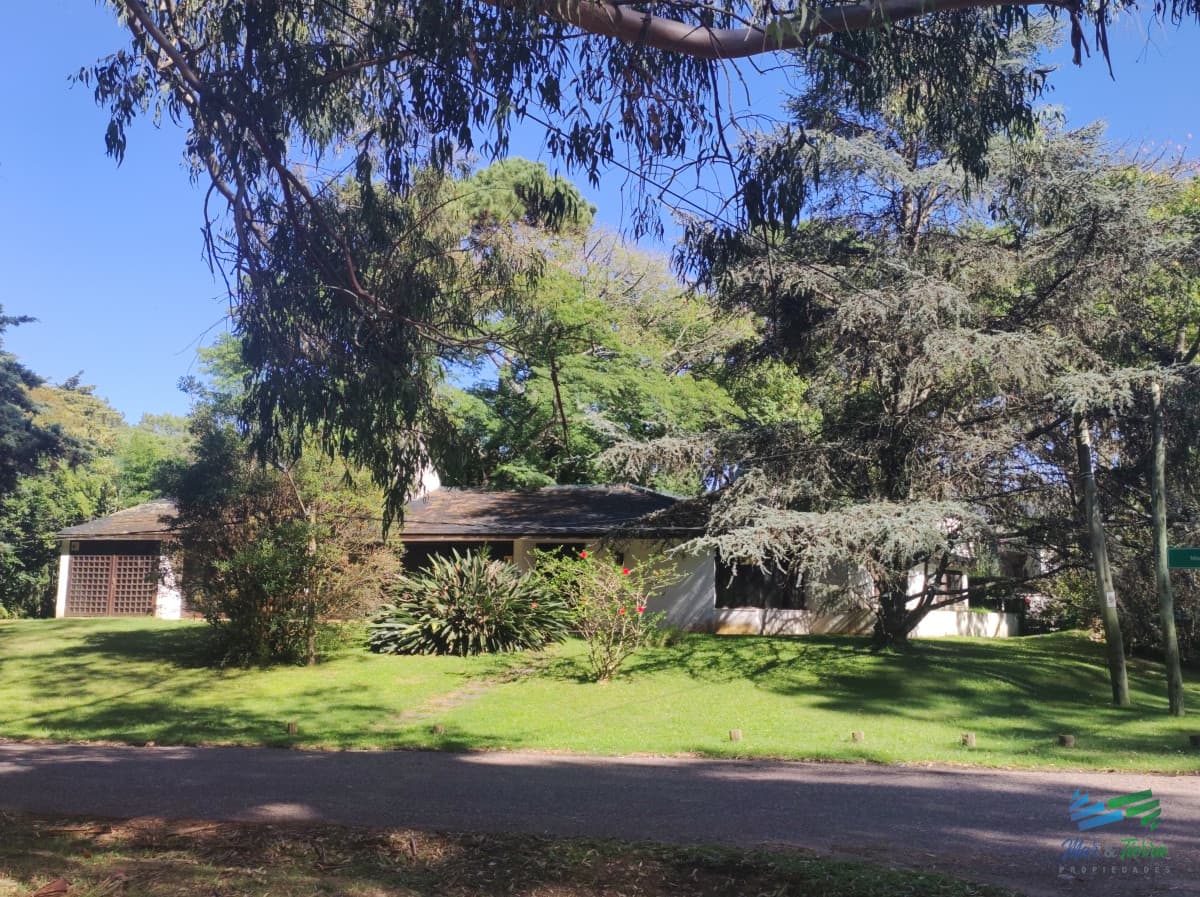 Casa en venta de 4 dormitorios en Av. del Mar, barrio Lugano, Punta del Este
