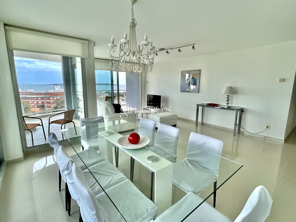 Venta de Exclusivo apartamento en Playa Mansa - Punta del Este, a tan solo 100 metros del mar.