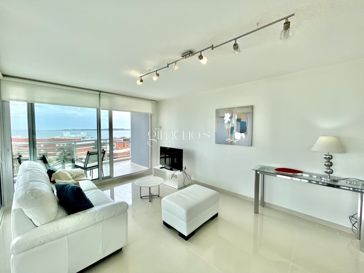 Venta de Exclusivo apartamento en Playa Mansa - Punta del Este, a tan solo 100 metros del mar.