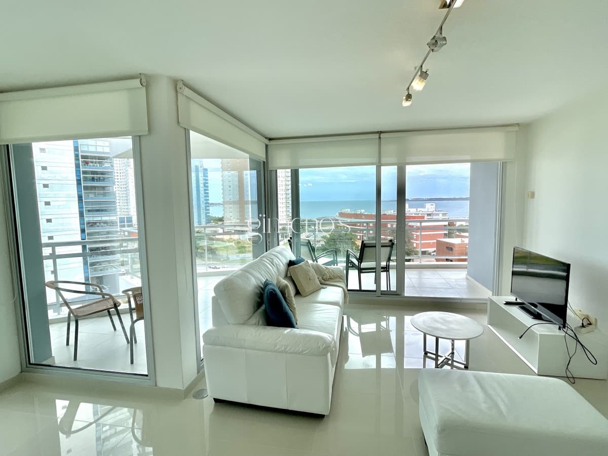 Venta de Exclusivo apartamento en Playa Mansa - Punta del Este, a tan solo 100 metros del mar.