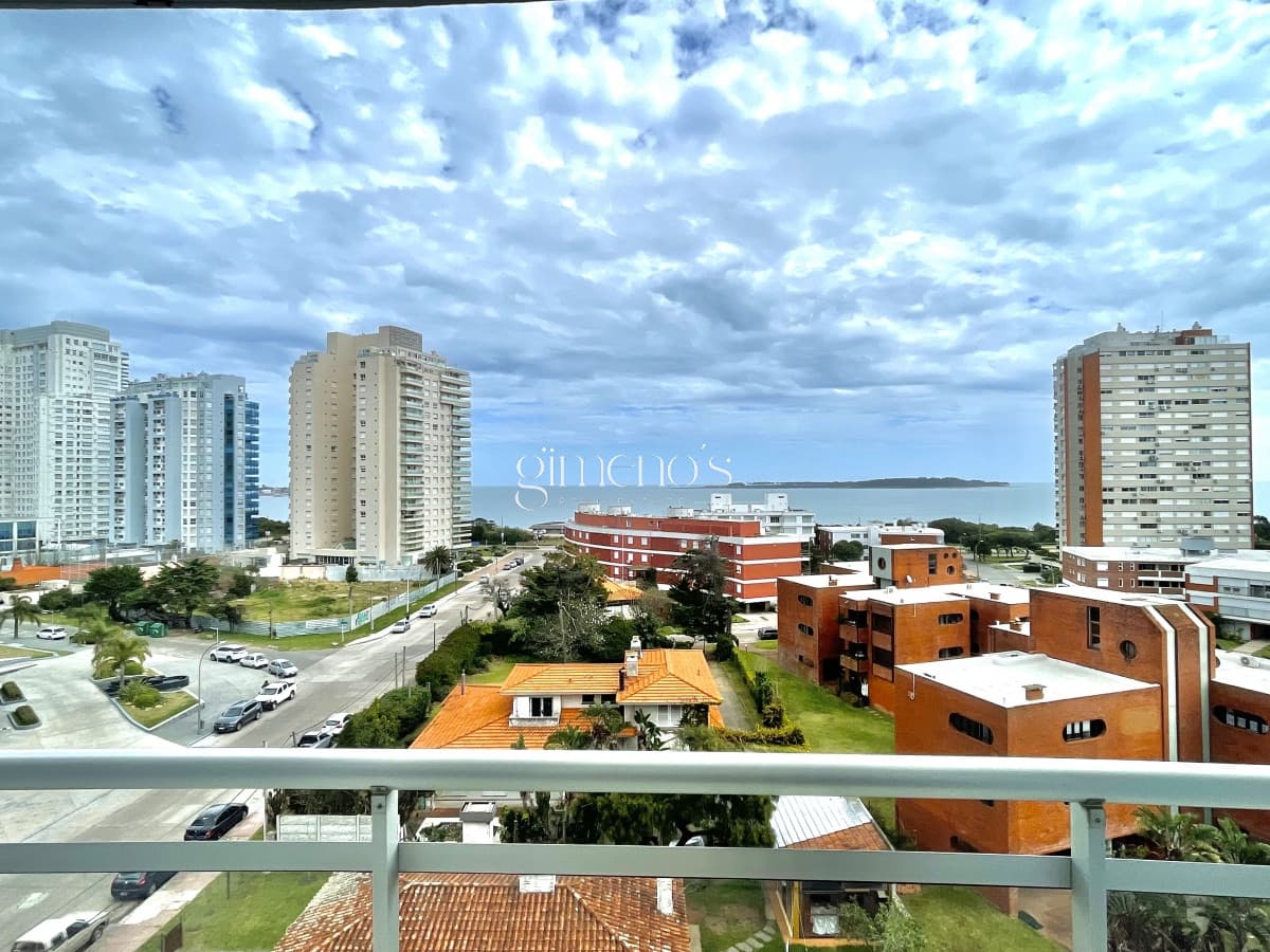 Venta de Exclusivo apartamento en Playa Mansa - Punta del Este, a tan solo 100 metros del mar.