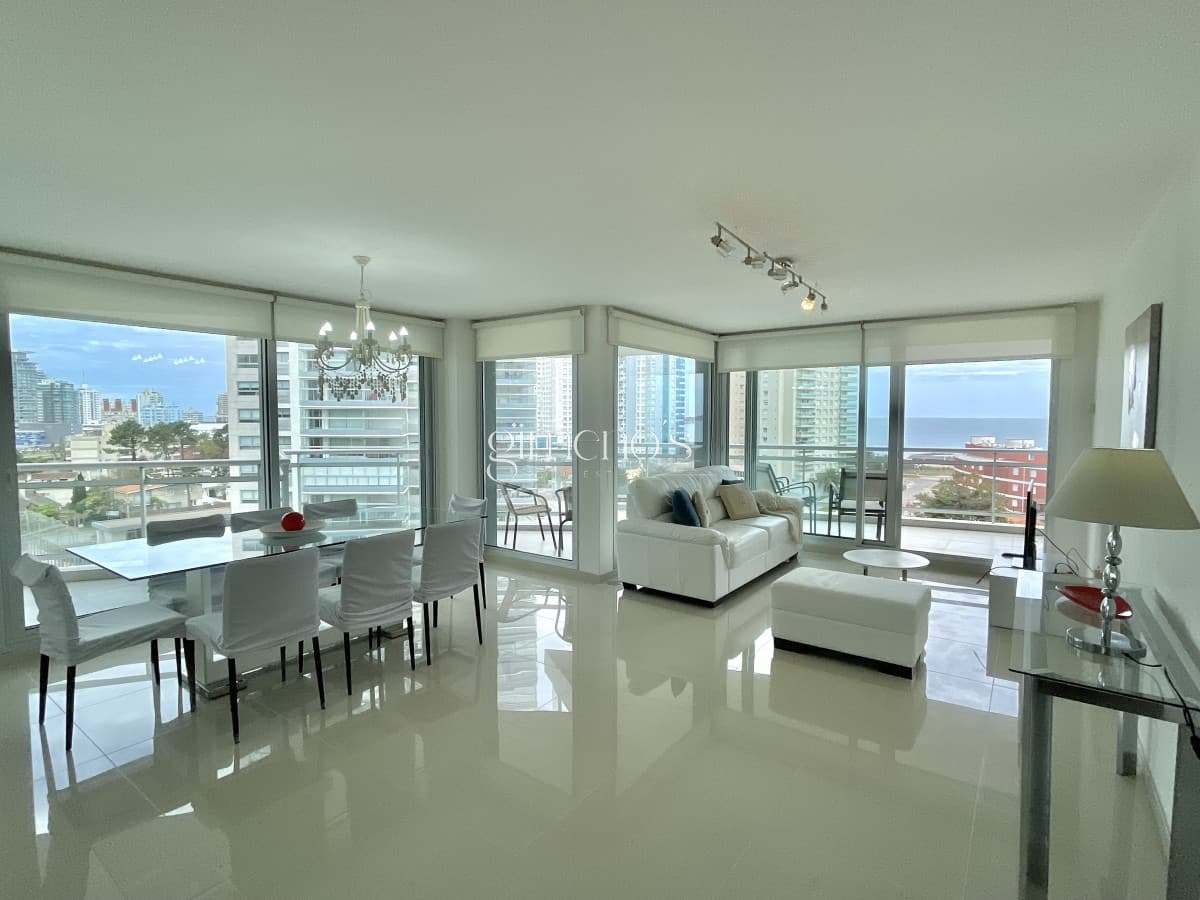 Venta de Exclusivo apartamento en Playa Mansa - Punta del Este, a tan solo 100 metros del mar.