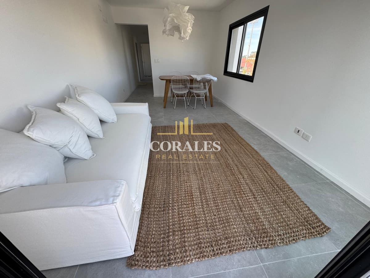 Venta departamento, 2 dormitorios con balcón.