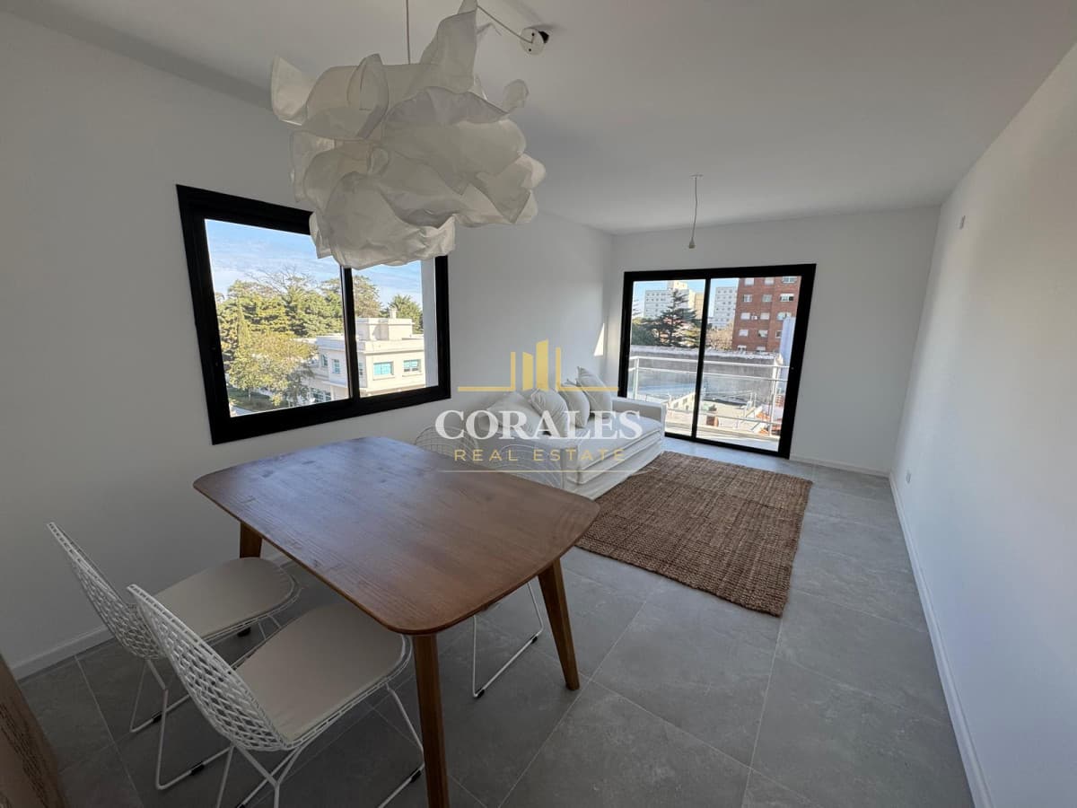 Venta departamento, 2 dormitorios con balcón.
