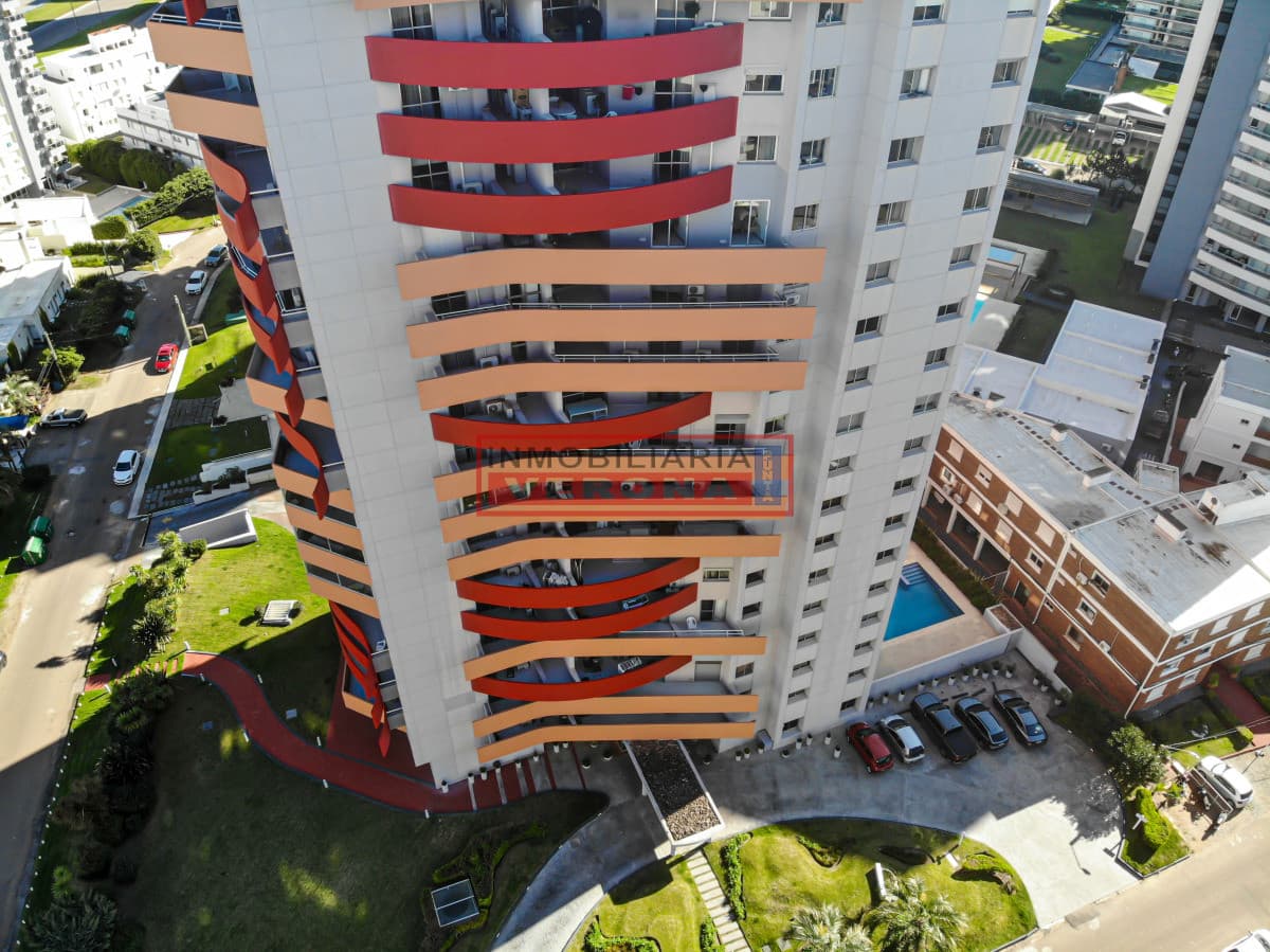 Venta Apartamento 2 Dormitorios y Servicio edificio Scorpio Playa Brava Punta del Este - Inmobiliaria Verona Punta
