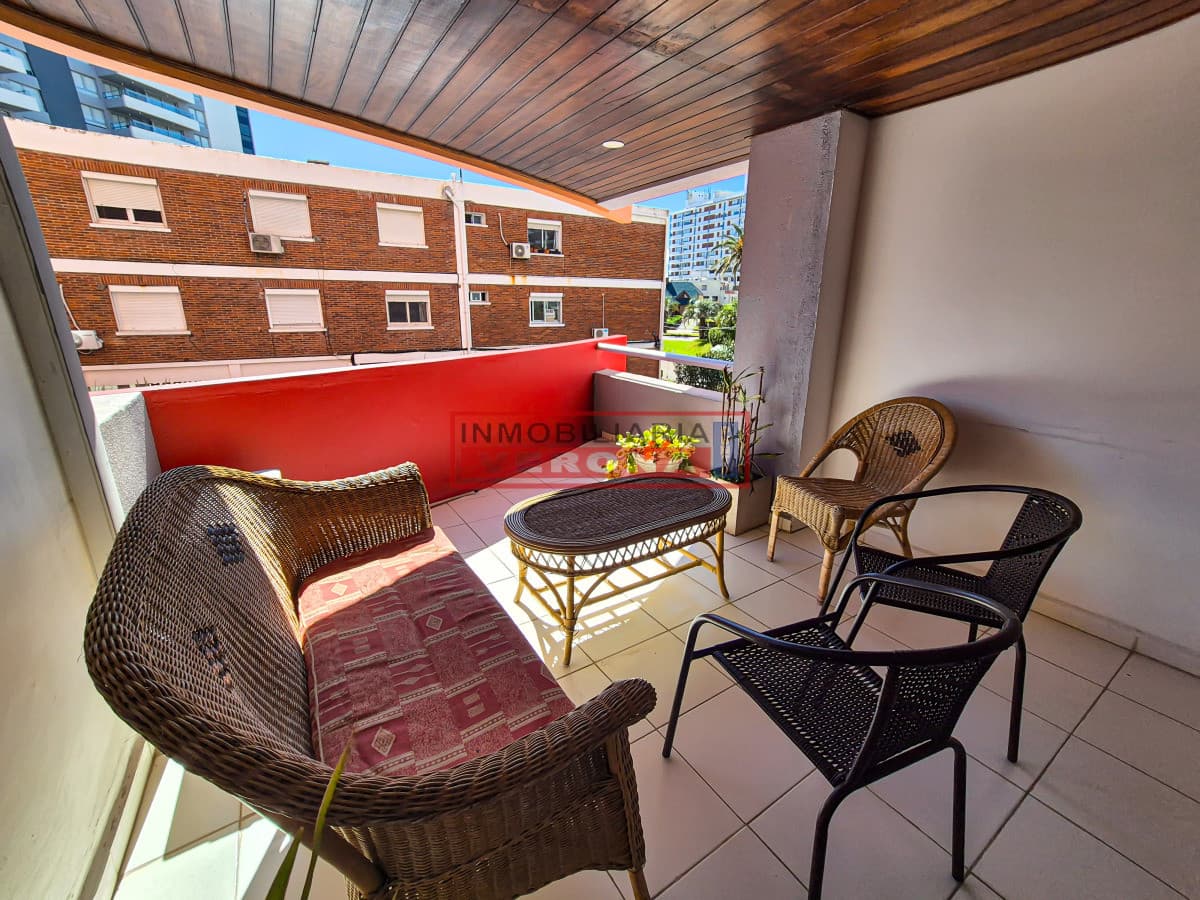 Venta Apartamento 2 Dormitorios y Servicio edificio Scorpio Playa Brava Punta del Este - Inmobiliaria Verona Punta