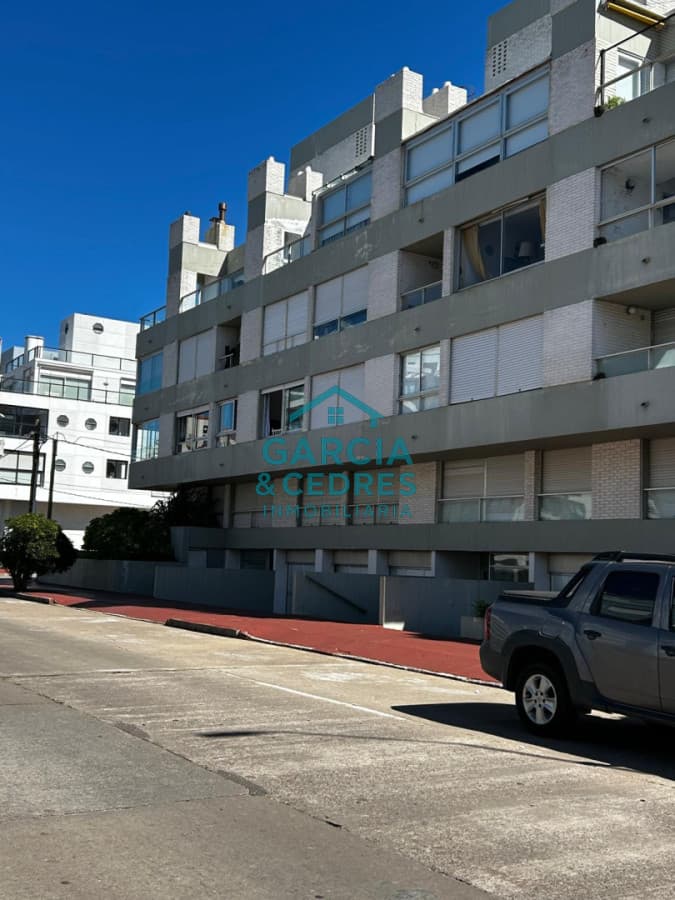 Apto 3 dorm + dependencia de servicio con baño Edificio Vendaval
