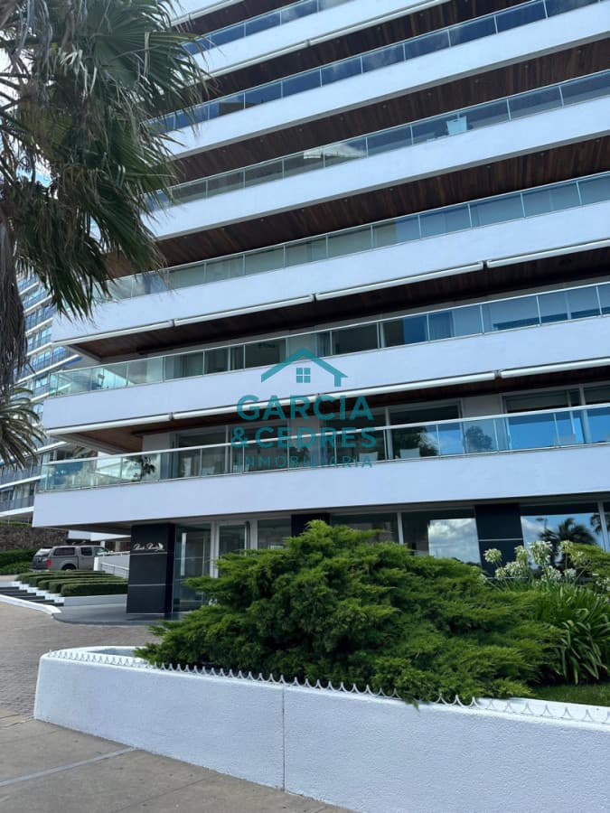 Edificio Puerto Punta -Exclusivo Apartamento 4 Dormitorios + Servicio Completo