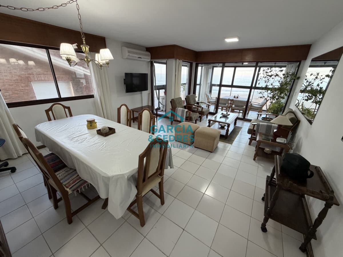 Apartamento en primera línea en Playa El Emir, Peninsula