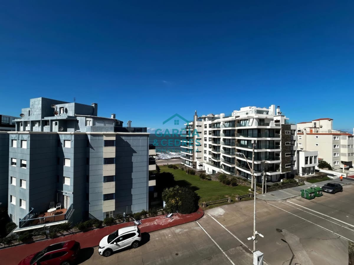 Apto 3 dorm + dependencia de servicio con baño Edificio Vendaval