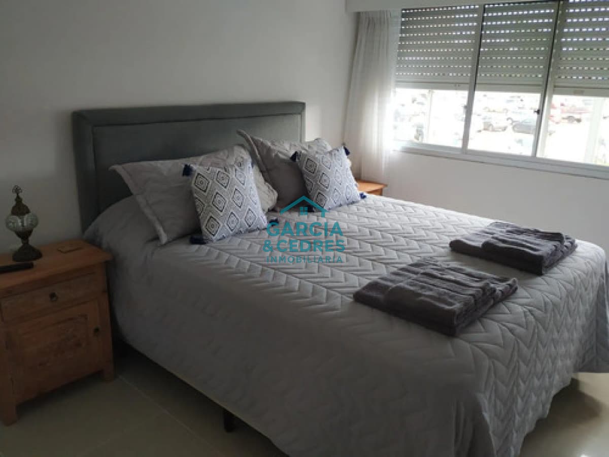 Moderno apartamento sobre Av. Roosevelt - Punta del Este