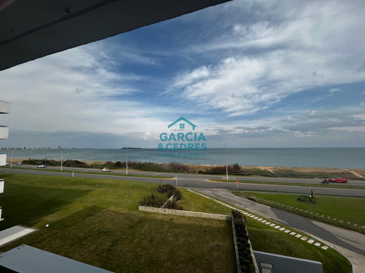 Apto Torre Lumiere Frente a Playa Mansa 2 Dorm + Dependencia de servicio