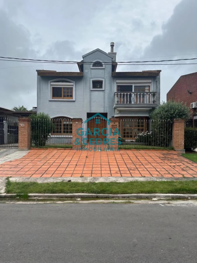 EXCELENTE OPORTUNIDAD CASA DE 4 DORMITORIOS Y 4 BAÑOS , BARBACOA CERRADA Y MUCHO MAS EN BARRIO BIARRITZ