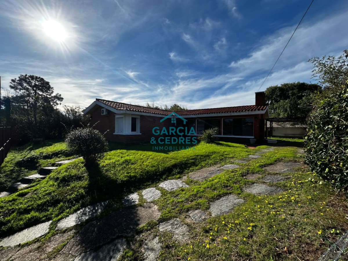 Casa de 3 dorm + 2 Baños , Dependencia de servicio con baño