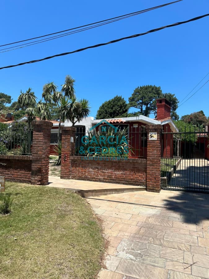 OPORTUNIDAD EN BARRIO CANTEGRIL . VENDO CASA DE 3 DORM. Y 3 BAÑOS EN ZONA DE COLEGIOS, FACULTADES Y CENTROS DE SALUD