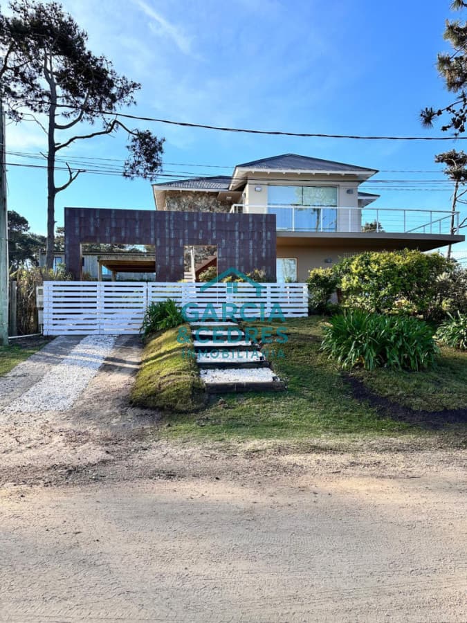 CASA EN MONTOYA ESTILO CONTEMPORANEO A ESCASOS METROS DEL MAR