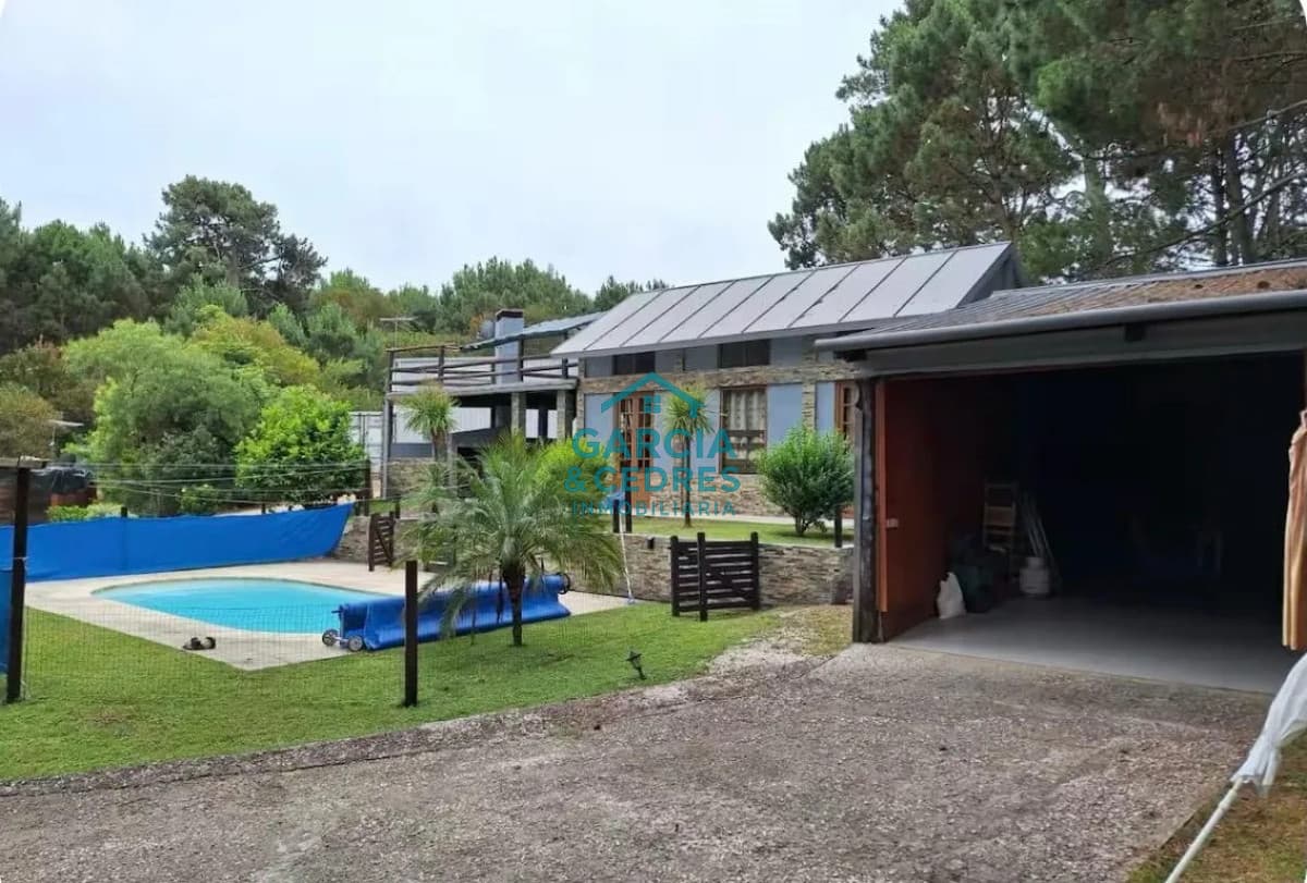 Casa en venta Con Piscina Climatizada Y Hermoso Parque En Punta Ballena.