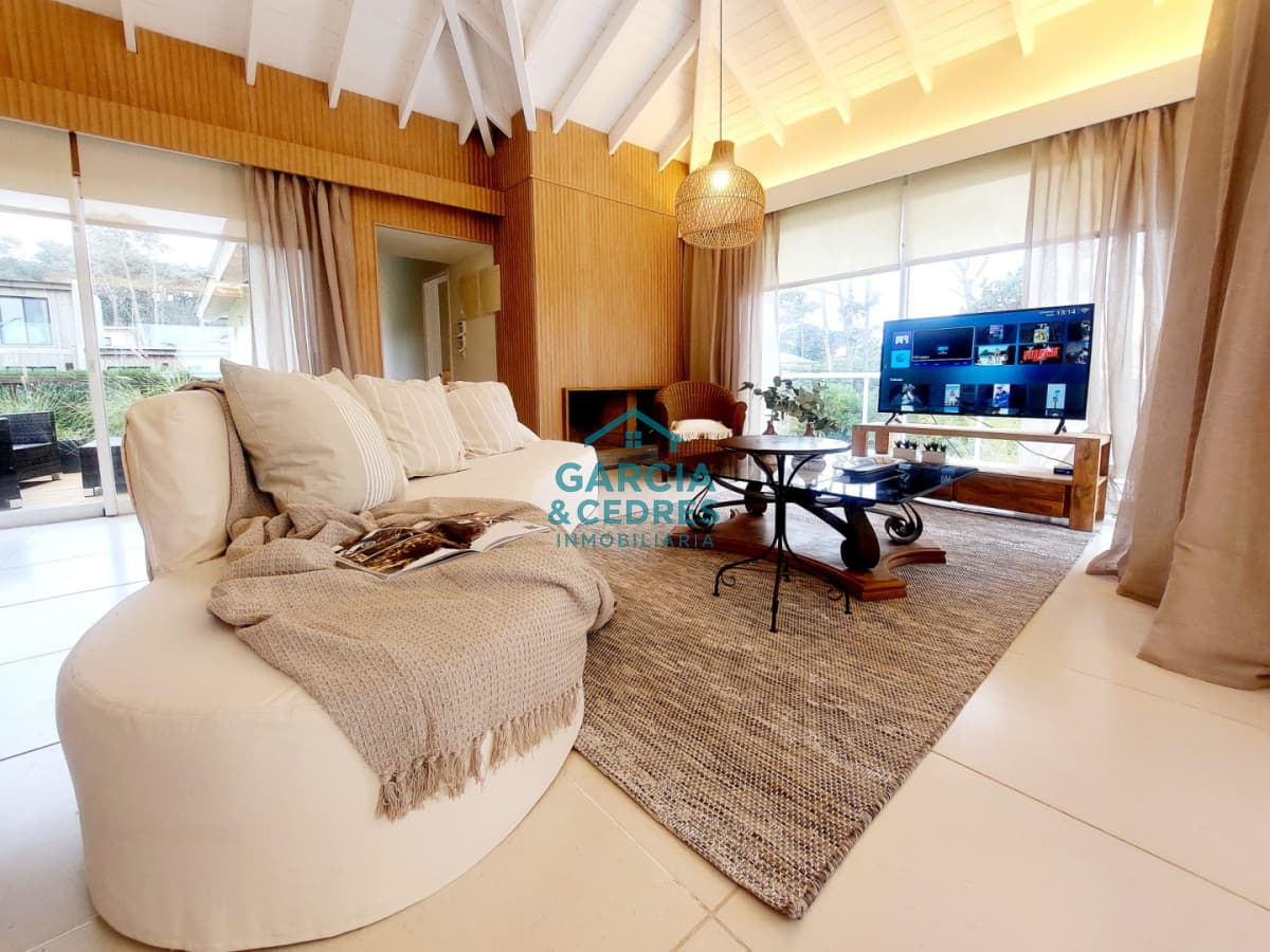 CASA EN MONTOYA ESTILO CONTEMPORANEO A ESCASOS METROS DEL MAR