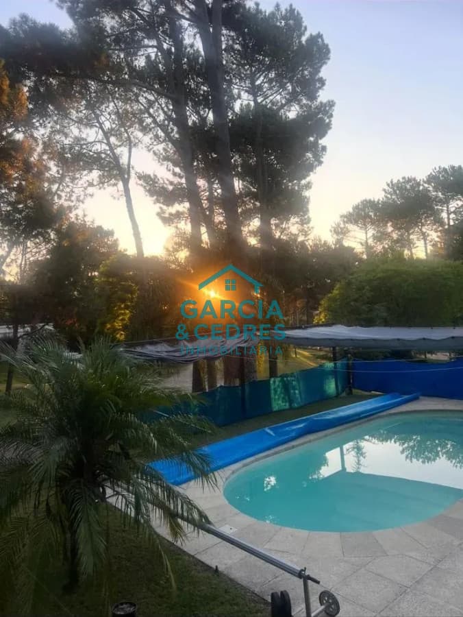 Casa en venta Con Piscina Climatizada Y Hermoso Parque En Punta Ballena.