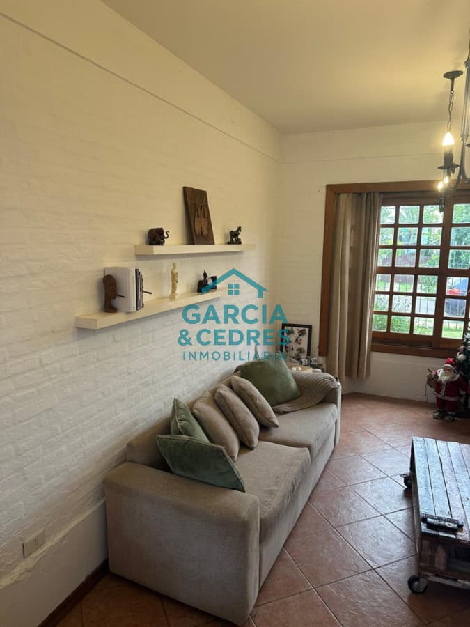 EXCELENTE OPORTUNIDAD CASA DE 4 DORMITORIOS Y 4 BAÑOS , BARBACOA CERRADA Y MUCHO MAS EN BARRIO BIARRITZ