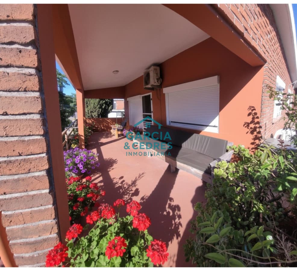 Casa +  2 apto para rentar + Galpon y Terreno al Fondo para construir