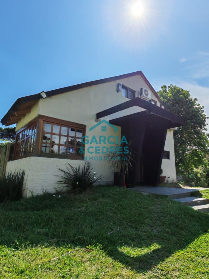 ALQUILO CASA DE 3 DORM. Y 3 BAÑOS  EN PARADA 38 A UNA CUADRA Y MEDIA DEL MAR