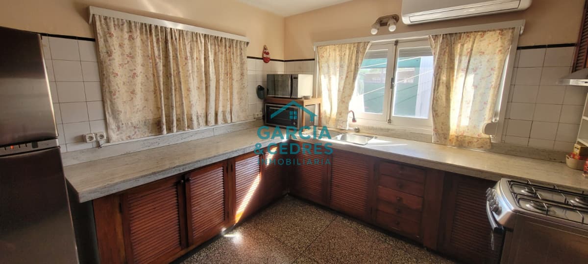 Casa +  2 apto para rentar + Galpon y Terreno al Fondo para construir