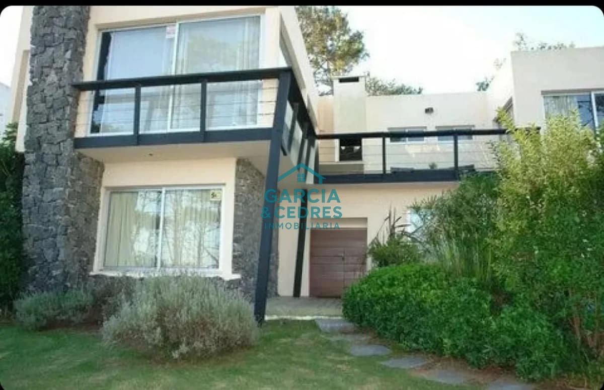 CASA EN MONTOYA 5 DORM + SERVICIO. EXCELENTE OPCION EN LUGAR DE PLENO CRECIMIENTO