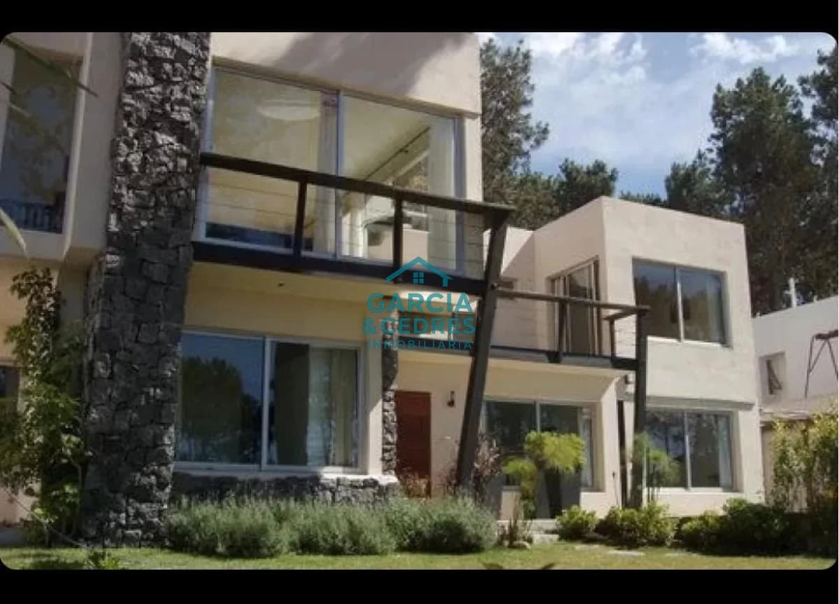 CASA EN MONTOYA 5 DORM + SERVICIO. EXCELENTE OPCION EN LUGAR DE PLENO CRECIMIENTO