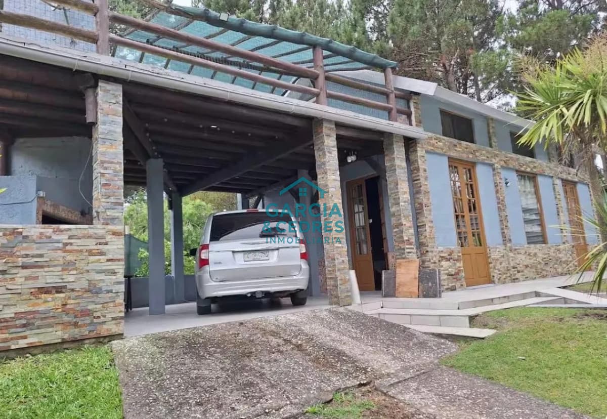 Casa en venta Con Piscina Climatizada Y Hermoso Parque En Punta Ballena.