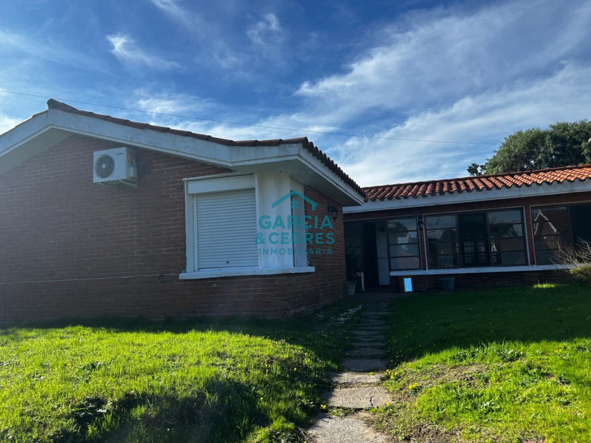 Casa de 3 dorm + 2 Baños , Dependencia de servicio con baño