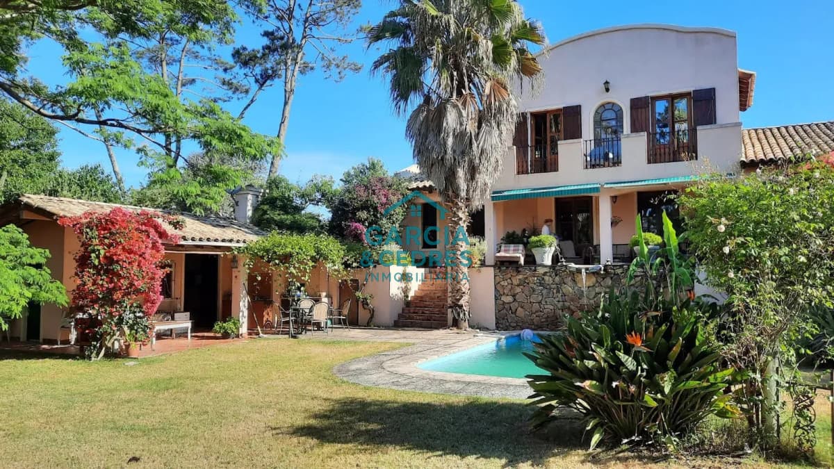 Casa con piscina y gran jardín - Jardines de Cordoba, Punta del Este