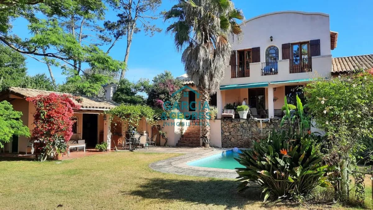 Casa con piscina y gran jardín - Jardines de Cordoba, Punta del Este
