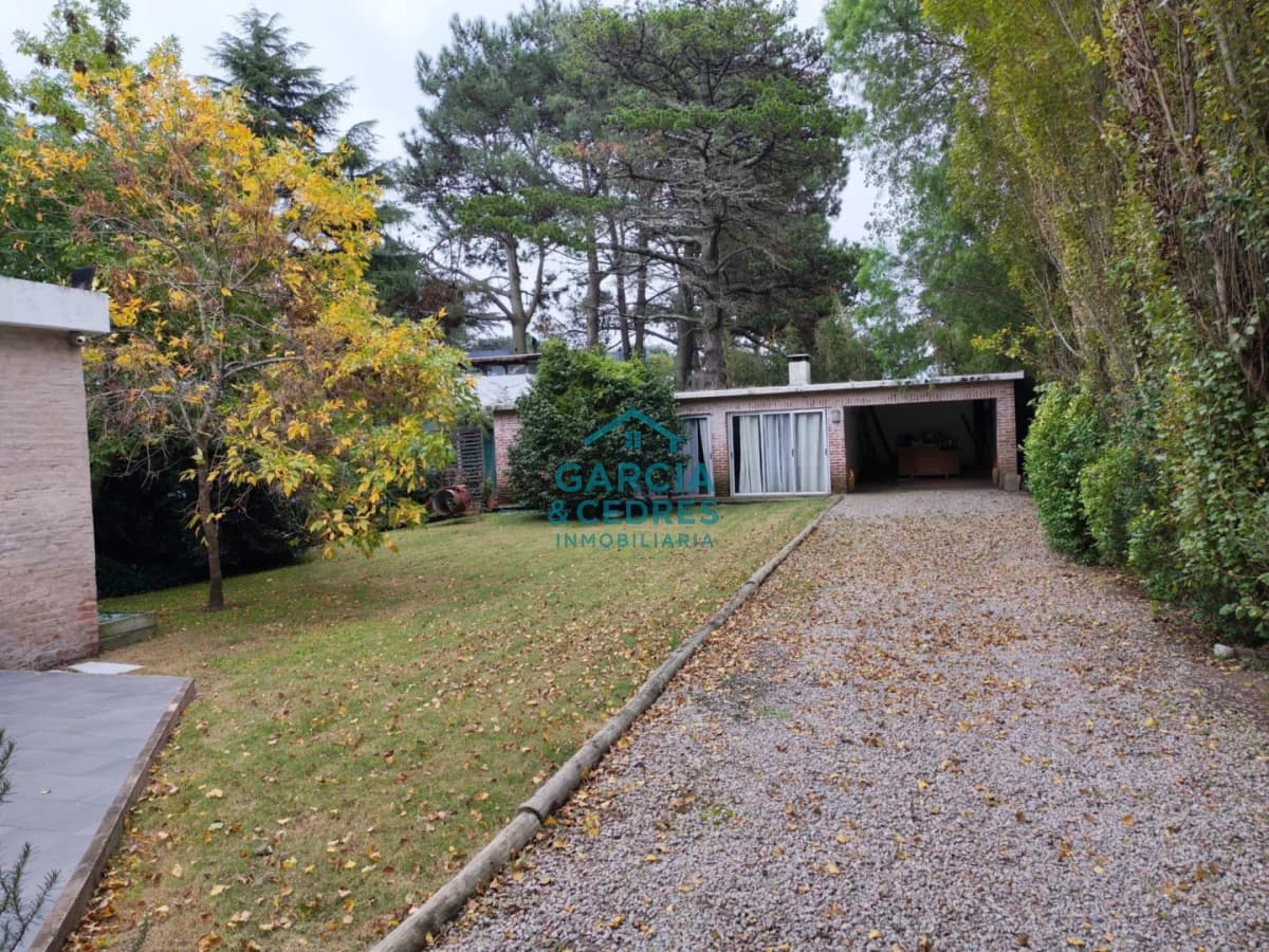 Casa en Nuevo Cantegril 3 dorm+3 baños . Barbacoa Cerrada