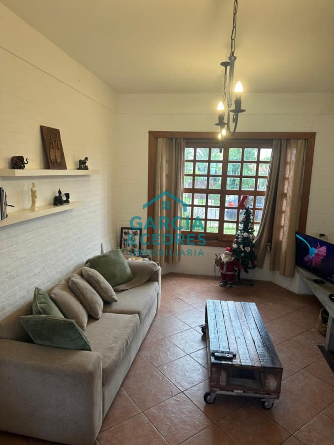 EXCELENTE OPORTUNIDAD CASA DE 4 DORMITORIOS Y 4 BAÑOS , BARBACOA CERRADA Y MUCHO MAS EN BARRIO BIARRITZ