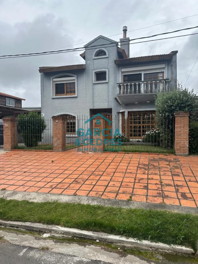 EXCELENTE OPORTUNIDAD CASA DE 4 DORMITORIOS Y 4 BAÑOS , BARBACOA CERRADA Y MUCHO MAS EN BARRIO BIARRITZ
