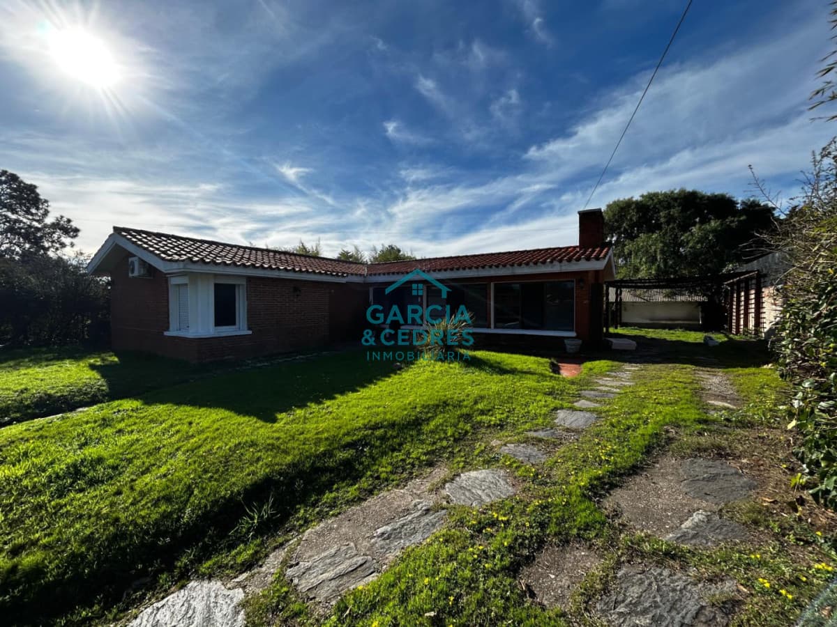 Casa de 3 dorm + 2 Baños , Dependencia de servicio con baño