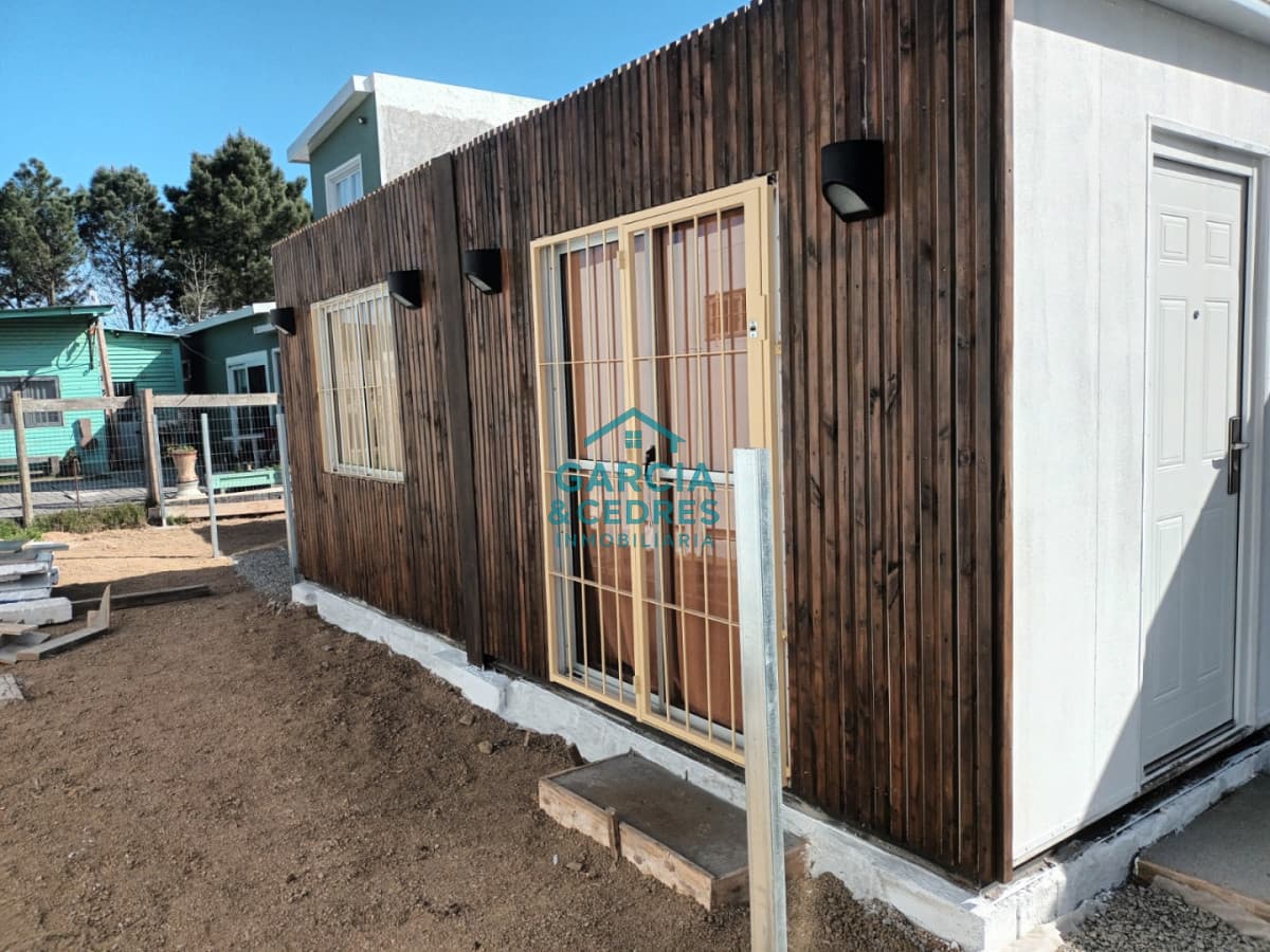Vendo complejo en 4 H de 4 casas de 1 dorm con renta incluida